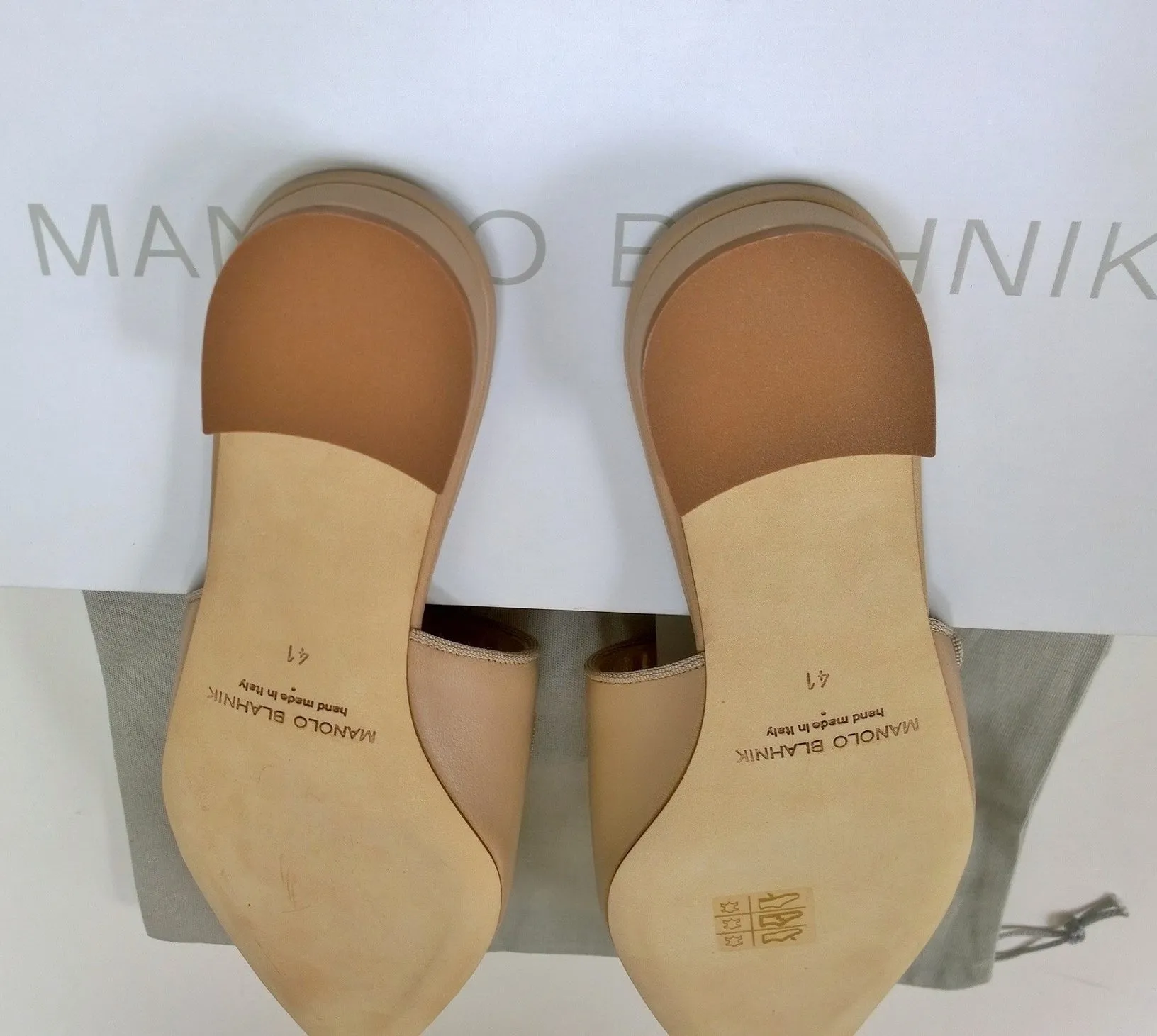 Manolo Blahnik Camparimu 20 Leather Mule Flats in Neutral Beige